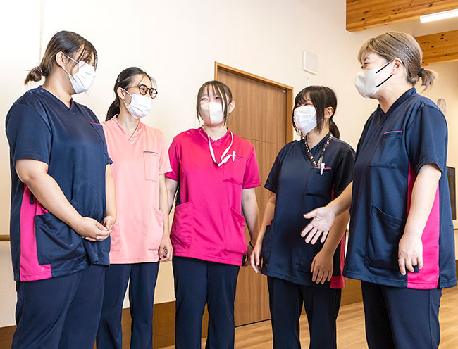 成光会で働くスタッフの様子