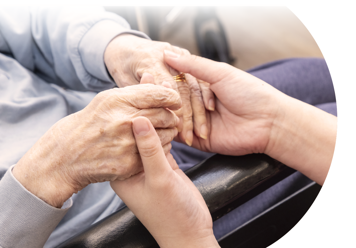 手を取り合う写真